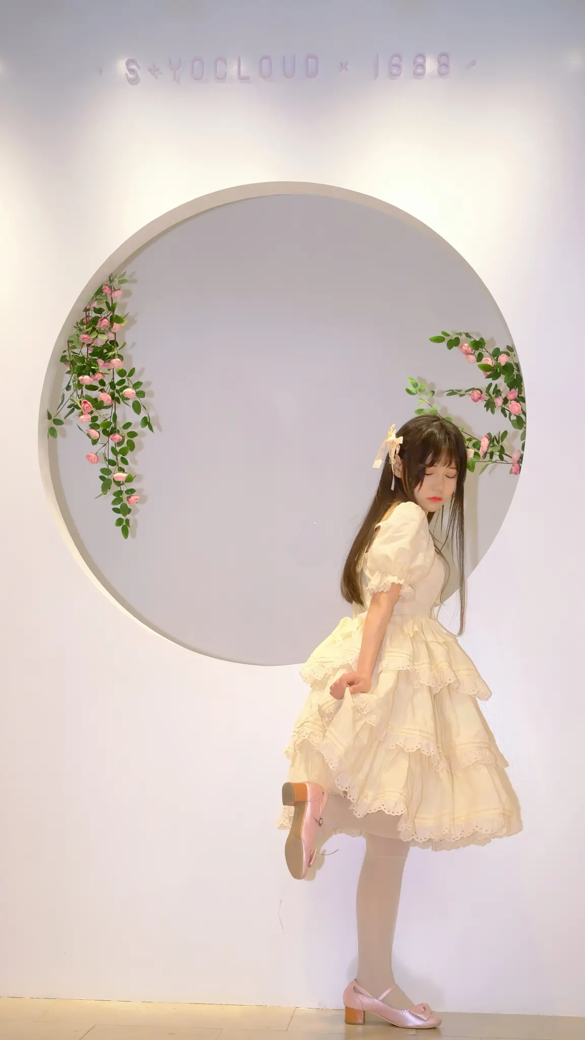 五彩斑斓的世界中唯一的洁白——芙拉小姐